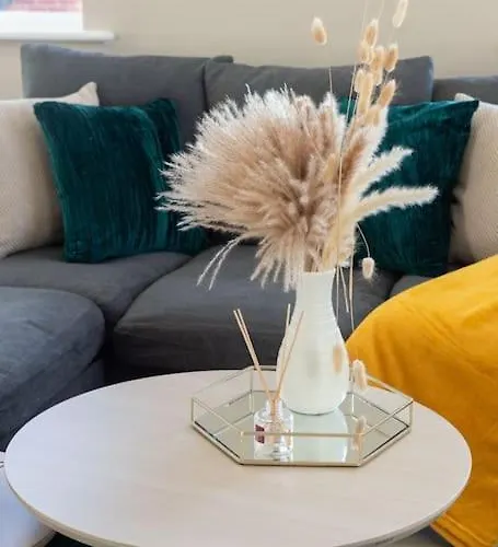 Opulent 2br 2ba House With Free Parking Semesterbostad *