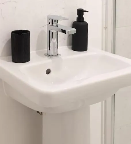 Opulent 2br 2ba House With Free Parking Semesterbostad Leeds (West Yorkshire)