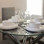 Opulent 2br 2ba House With Free Parking 度假居 *