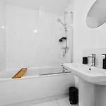 Opulent 2br 2ba House With Free Parking 度假居 利兹