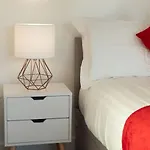 Opulent 2br 2ba House With Free Parking 度假居