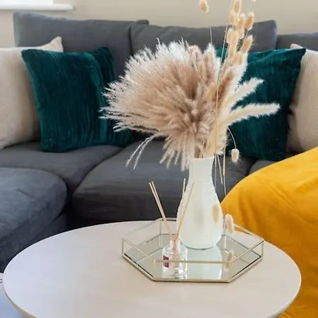 Opulent 2br 2ba House With Free Parking Holiday home *