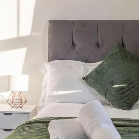 Opulent 2br 2ba House With Free Parking * Лидс
