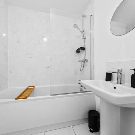 Opulent 2br 2ba House With Free Parking Дом отдыха Лидс