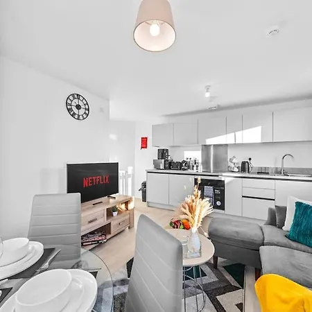 Дом отдыха Opulent 2br 2ba House With Free Parking Лидс