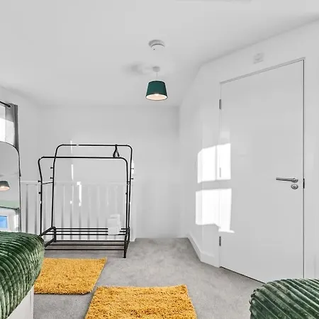 Opulent 2br 2ba House With Free Parking * Лидс