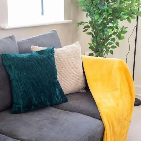 Opulent 2br 2ba House With Free Parking Holiday home Leeds (West Yorkshire)