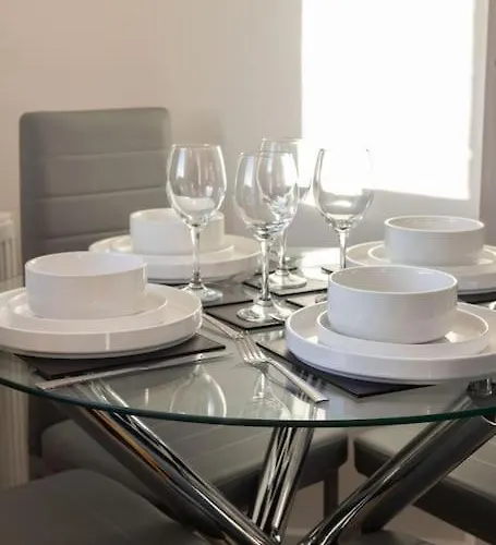 Opulent 2br 2ba House With Free Parking Holiday home *