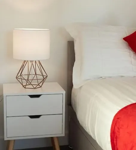 Opulent 2br 2ba House With Free Parking Holiday home