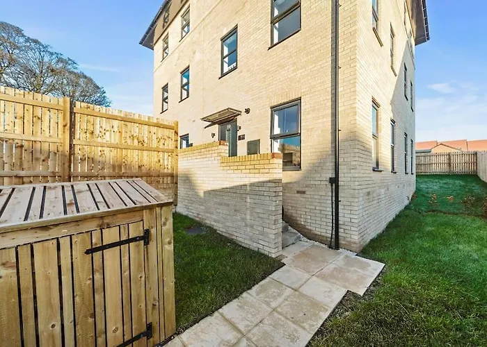 Opulent 2br 2ba House With Free Parking Holiday home Leeds (West Yorkshire)