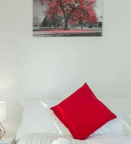 Opulent 2br 2ba House With Free Parking Holiday home Leeds (West Yorkshire)