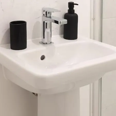 Opulent 2br 2ba House With Free Parking 度假居 利兹