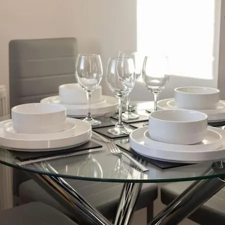 Opulent 2br 2ba House With Free Parking 度假居 *